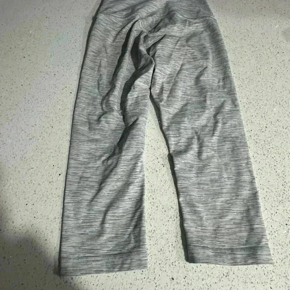 Lululemon gray cropped leggings size 4 EUC - Picture 6 of 6